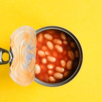 baked beans on a yellow background - junk food stock pictures, royalty-free photos & images