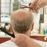 balding man at barbershop - hairstyle photos et images de collection