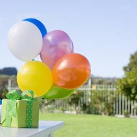 balloons and birthday presents on table in garden - garden decoration stockfoto's en -beelden