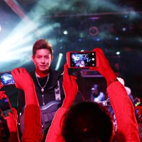 band and fans - concert stock pictures, royalty-free photos & images