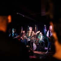 band of friends performing at a nightclub - concert stock pictures, royalty-free photos & images