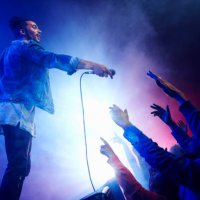 band performing on stage at music concert - concert stock pictures, royalty-free photos & images