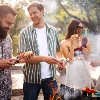 barbacoa junto a la piscina - food fotografías e imágenes de stock
