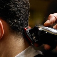 barber cutting man's hair, close-up of electric razor, side view - hairstyle stockfoto's en -beelden