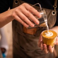 barista koffie kopje latte kunst maken - coffee stockfoto's en -beelden
