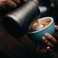 barista pouring latte art photography - coffee stockfoto's en -beelden