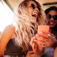 bas de bikini fille regardant téléphone intelligent avec route voyage ami - travel photos et images de collection