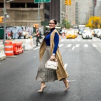 beautiful businesswoman crossing street in new york after work - fashion stock pictures, royalty-free photos & images