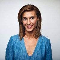 beautiful businesswoman smiling over white - hairstyle stockfoto's en -beelden