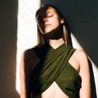 beautiful girl in the sunlight with a shadow on the background of a white wall. - fashion stock pictures, royalty-free photos & images