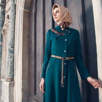 beautiful muslim woman standing in front of caravanserai gate - fashion stock pictures, royalty-free photos & images