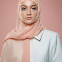 beautiful muslim woman wearing hijab - fashion stock pictures, royalty-free photos & images