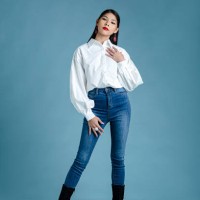 beautiful woman front of plain background - fashion photos et images de collection