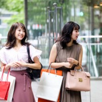 beautiful young wmen enjoying shopping - fashion stock pictures, royalty-free photos & images