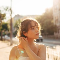 beautiful young woman walking on the city street during summer - fashion stock pictures, royalty-free photos & images