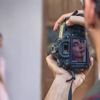 behind the scenes of an urban fashion shoot with female model and male photographer - fashion photos et images de collection