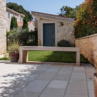 belle allée d’une belle villa istrienne en croatie - garden decoration photos et images de collection