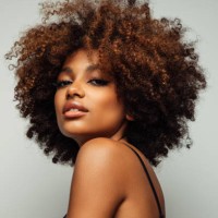 belle femme afro avec un maquillage parfait - fashion photos et images de collection