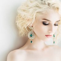 belle femme avec de beaux earings et coiffure - hairstyle photos et images de collection