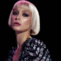 belle femme à la mode avec des faits saillants multicolores sur son visage - hairstyle photos et images de collection