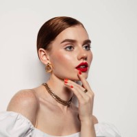 belle femme émotionnelle avec un maquillage brillant - fashion photos et images de collection