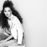 belle fille assise dans le studio - fashion photos et images de collection