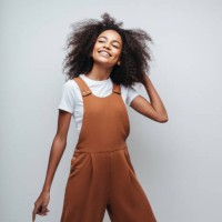 belle fille de sourire avec la coiffure bouclée - fashion photos et images de collection