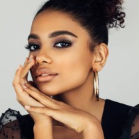 belle fille souriante avec coiffure bouclée - fashion photos et images de collection