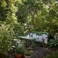 bench and table in garden - home decoration stockfoto's en -beelden