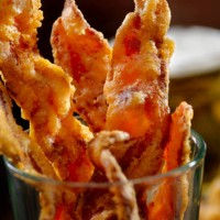 bier gehavend bacon - junk food stockfoto's en -beelden