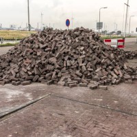 big mountain with paving stones lie on the street - garden decoration photos et images de collection