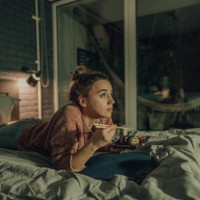 binge kijken naar mijn favoriete show - food stockfoto's en -beelden