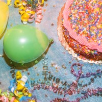 birthday cake and birthday party decorations - home decoration stock pictures, royalty-free photos & images