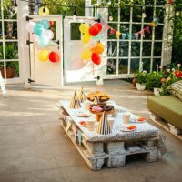 birthday party - home decoration stockfoto's en -beelden