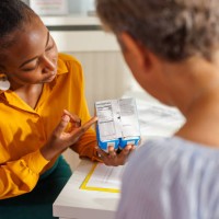 black nutritionist explaining to her client nutrition labels - food stock pictures, royalty-free photos & images