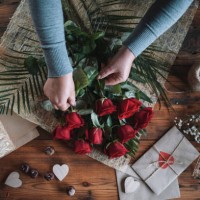 bloemist regeling boeket van rode rozen voor valentijnsdag. - home decoration stockfoto's en -beelden