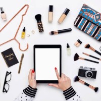 blogger utilisant une tablette numérique entourée de produits de beauté - fashion photos et images de collection