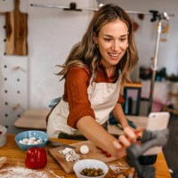 bloguera de comida preparando pizza y grabando video en un teléfono inteligente - food fotografías e imágenes de stock