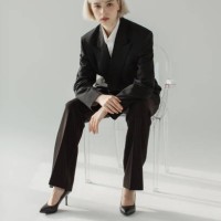 blonde frau im schwarzen anzug im studio. mannequin. - fashion stock-fotos und bilder