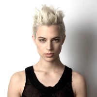 blonde woman with short hair and honey-colored eyes looks - hairstyle stock-fotos und bilder