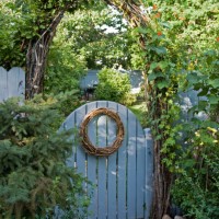 blue garden gate - garden decoration stockfoto's en -beelden