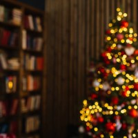 blurry christmas background with christmas tree with glowing garlands of lights. concept of celebrating new year - home decoration stock pictures, royalty-free photos & images