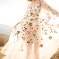 boho dame in romantischem weißen kleid im freien - fashion stock-fotos und bilder