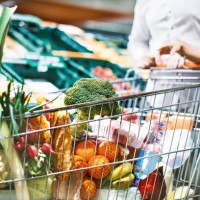 boodschappen winkelen. - food stockfoto's en -beelden