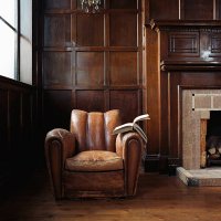 book on a leather armchair - home decoration stockfoto's en -beelden