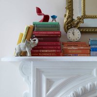 books on a mantel - home decoration stockfoto's en -beelden