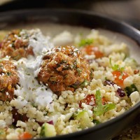 boulettes de viande d’agneau avec une salade grecque de couscous et tzatziki - food photos et images de collection
