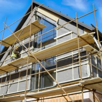 bouwvakker die bij bouwwerf werkt - home decoration stockfoto's en -beelden