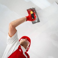 bouwvakker tijdens interieur decoratie. - home decoration stockfoto's en -beelden