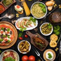 bovenste weergave tafel vol eten - food stockfoto's en -beelden